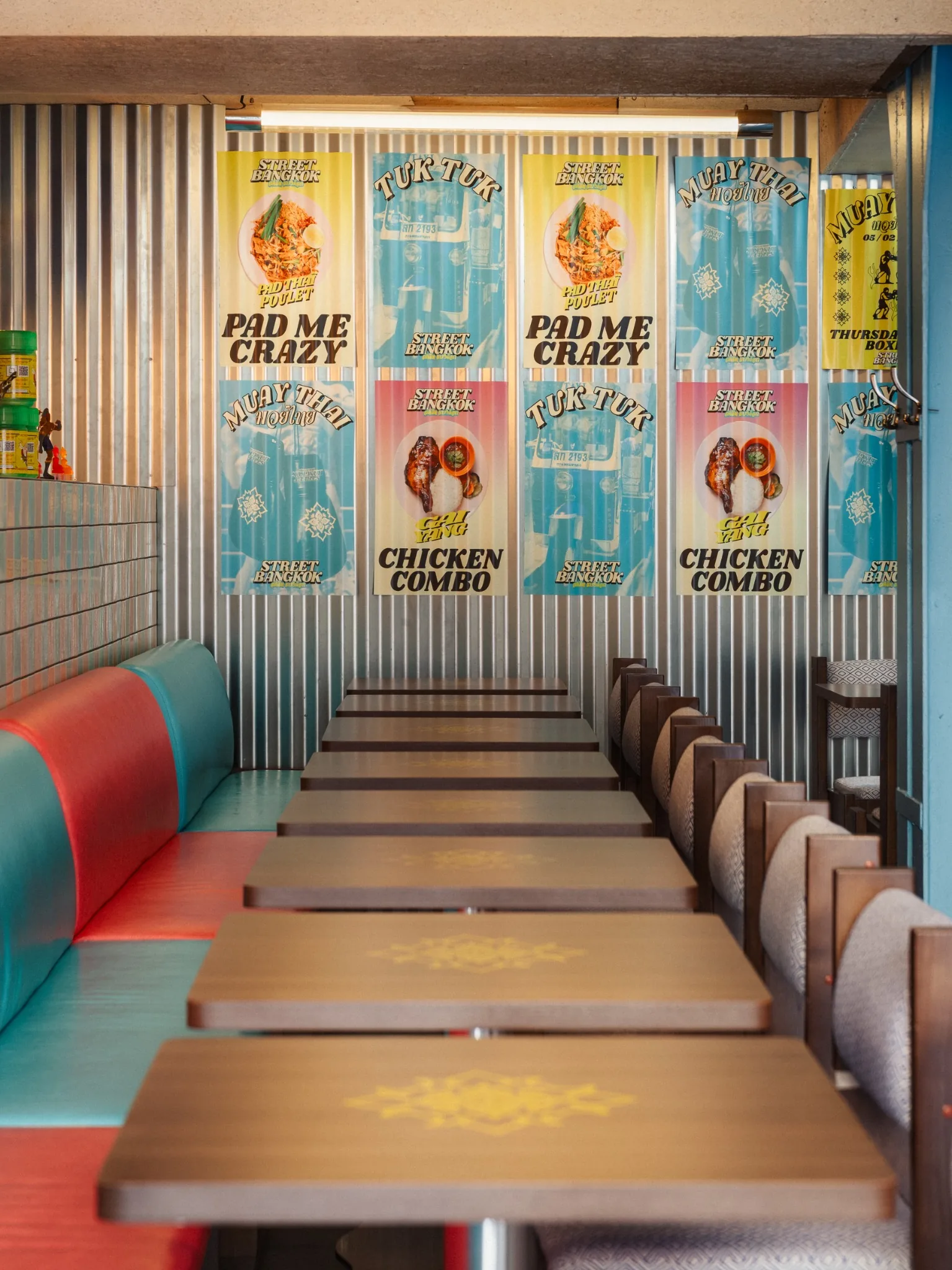 Affiches graphiques dans l'espace Street Bangkok