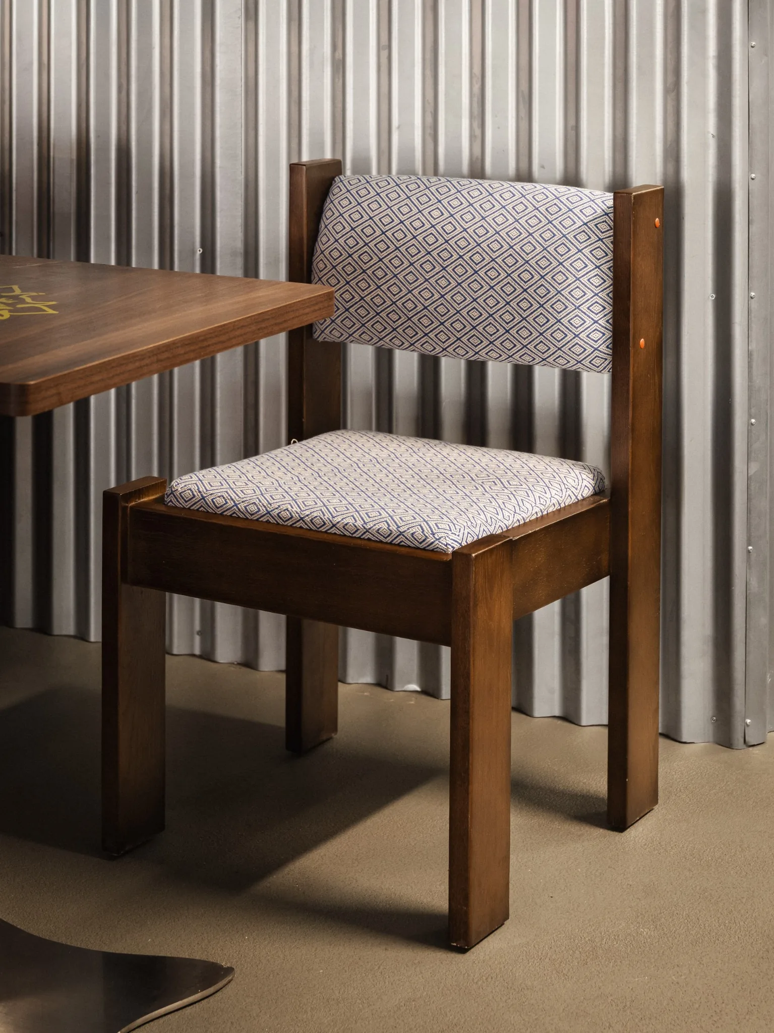 Chaise en bois et textile de Street Bangkok