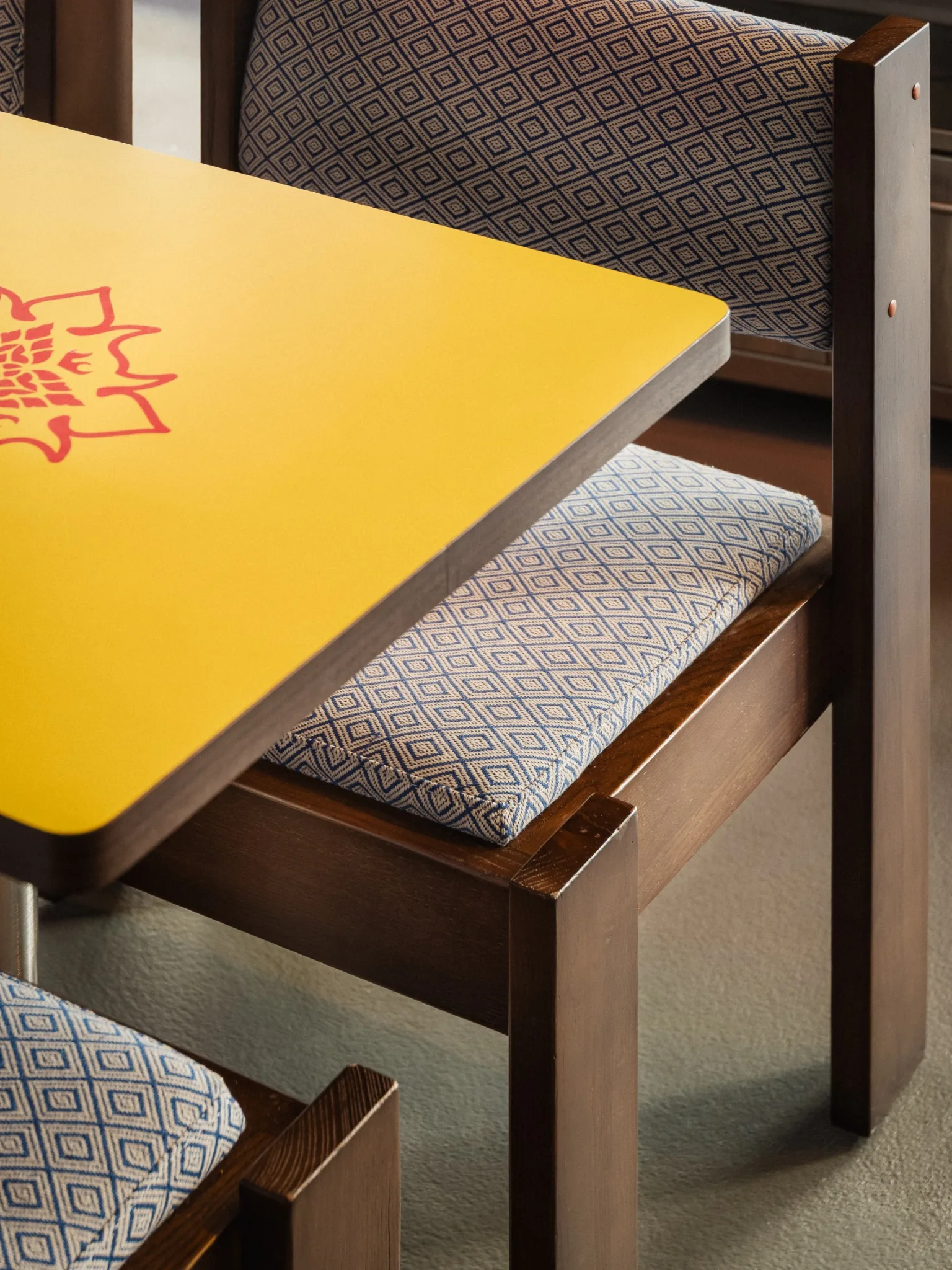 Détail table jaune et chaise Street Bangkok