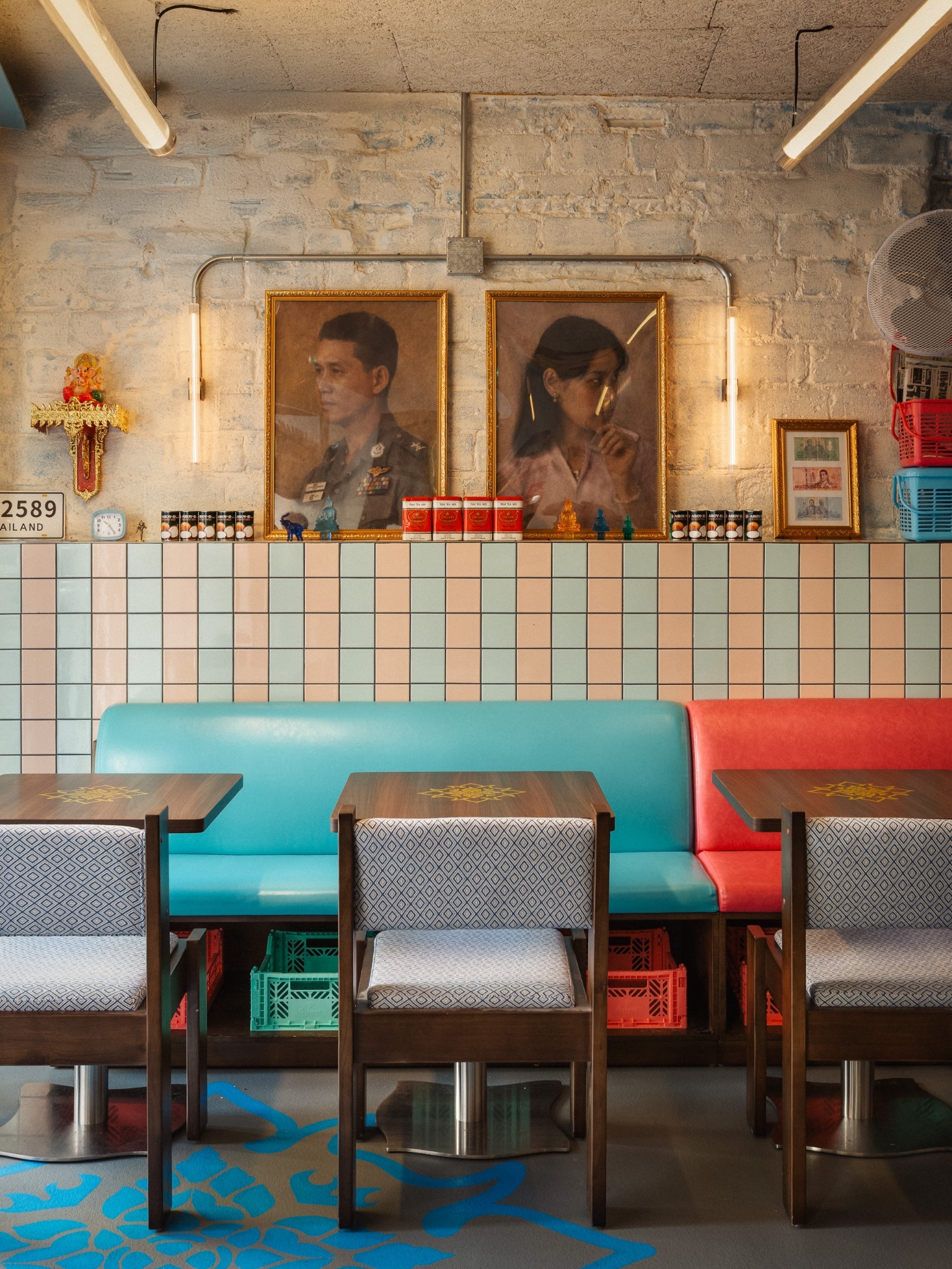 Vue intérieure Street Bangkok avec banquette turquoise et portraits encadrés