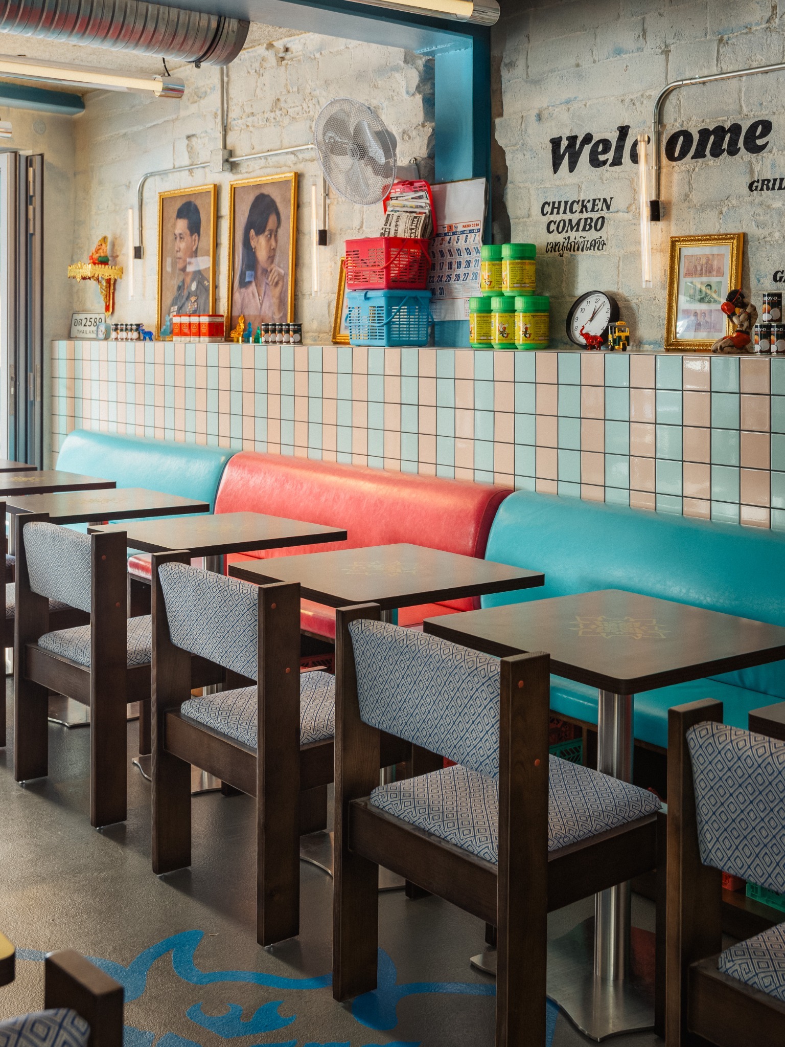 Vue intérieure Street Bangkok avec banquettes turquoise et rouge, vue latérale